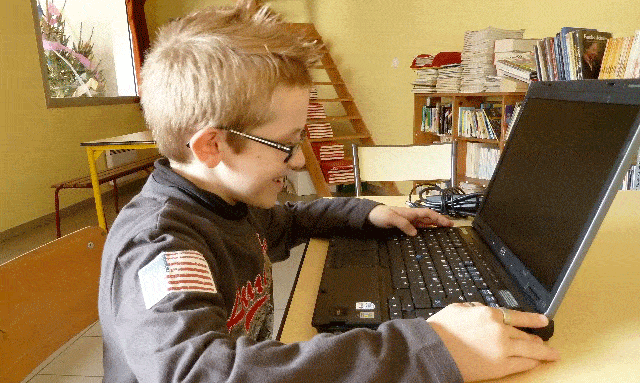 ordinateur en classe au service des enfants Dys